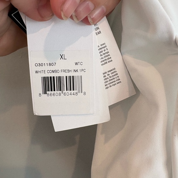 Volcom one piece - Picture 5 of 5